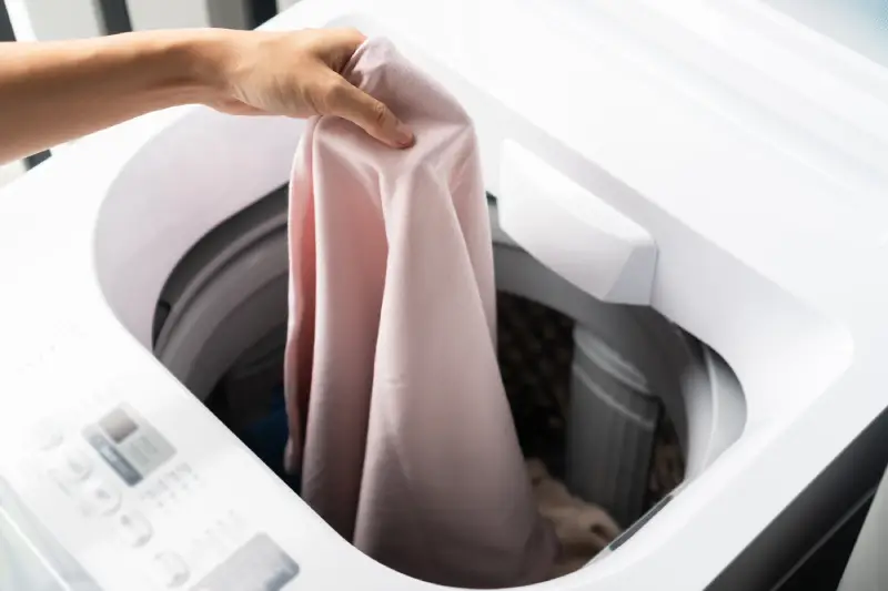 https://www.mrappliance.ca/ca/en-ca/mr-appliance/_assets/expert-tips/images/mra-ca-blog-clean-washing-machine-pink-linen.webp
